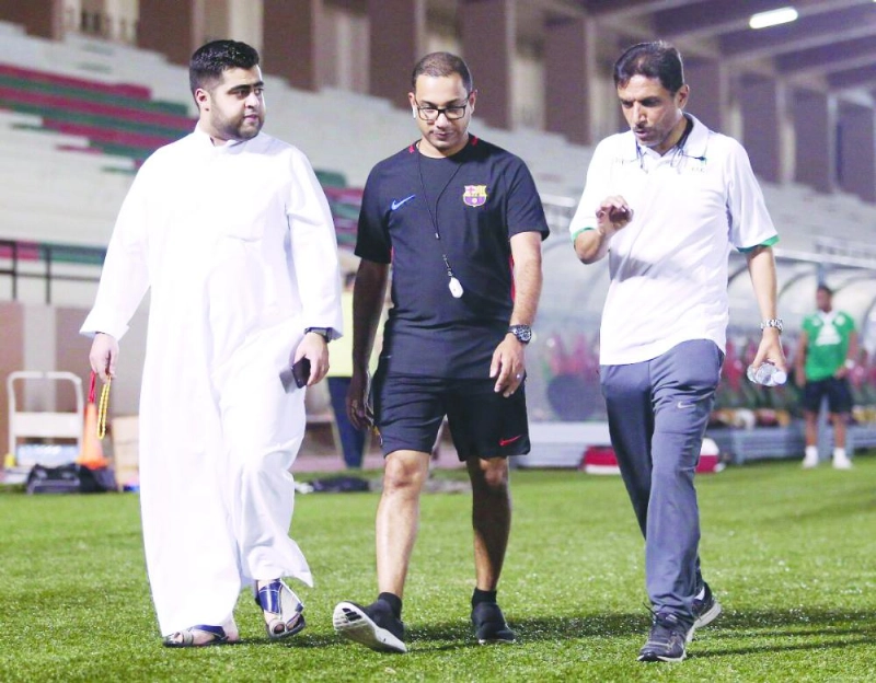 خالد الدبل يتوسط الجهاز الإداري للفريق الأول لكرة القدم (إعلامي الاتفاق)