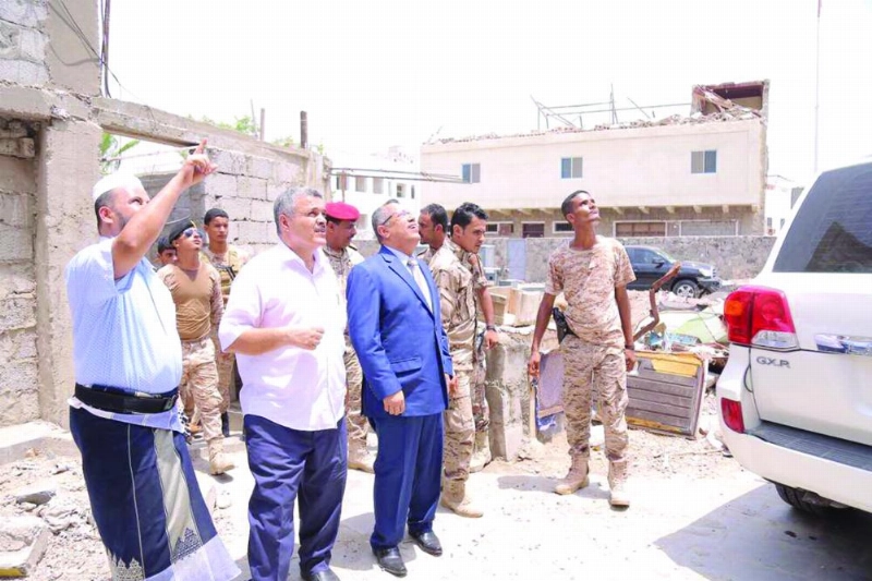 رئيس الوزراء اليمني أحمد بن دغر يتفقد أضرار مسجد حقات بكريتر عدن أمس (سبأ نت)