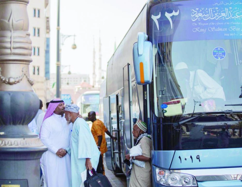 ضيوف الملك سلمان لدى مغادرتهم العاصمة المقدسة أمس (مكة)