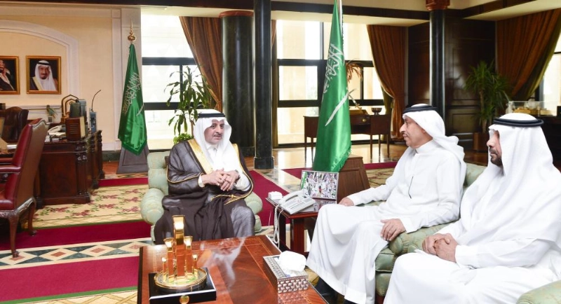 فهد بن سلطان ملتقيا محمد الحقباني أمس (واس)