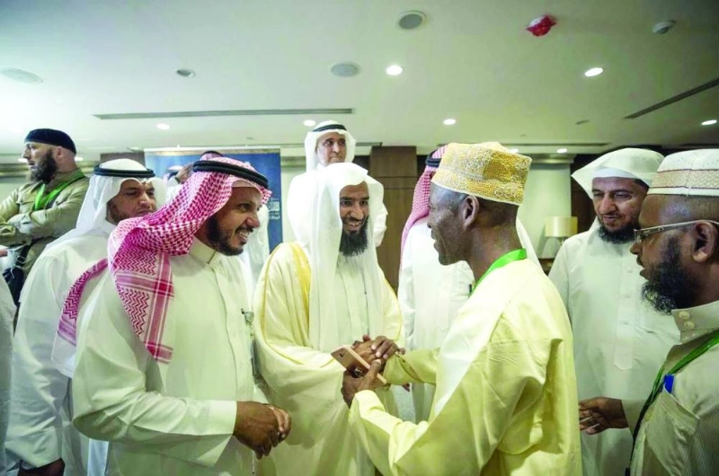 عبدالله البعيجان في حديث باسم مع أحد الضيوف (واس)