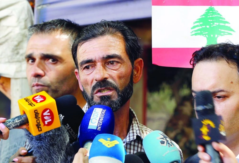 والد جندي مقتول يتحدث في بيروت أمس (إ ب أ)