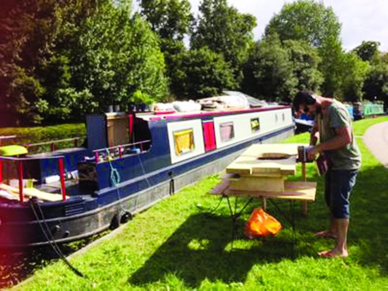 قارب في لندن (narrowboats)