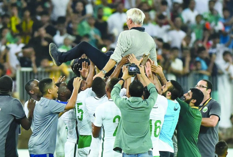 لاعبو المنتخب يحتفلون مع مدربهم بالتأهل (إعلامي المنتخب)