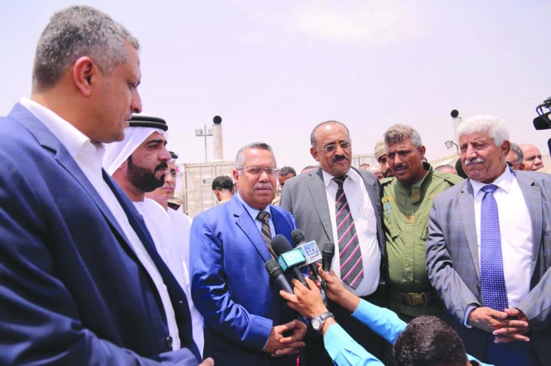 رئيس الوزراء اليمني أحمد بن دغر يفتتح محطة كهرباء لحج (سبأ نت)