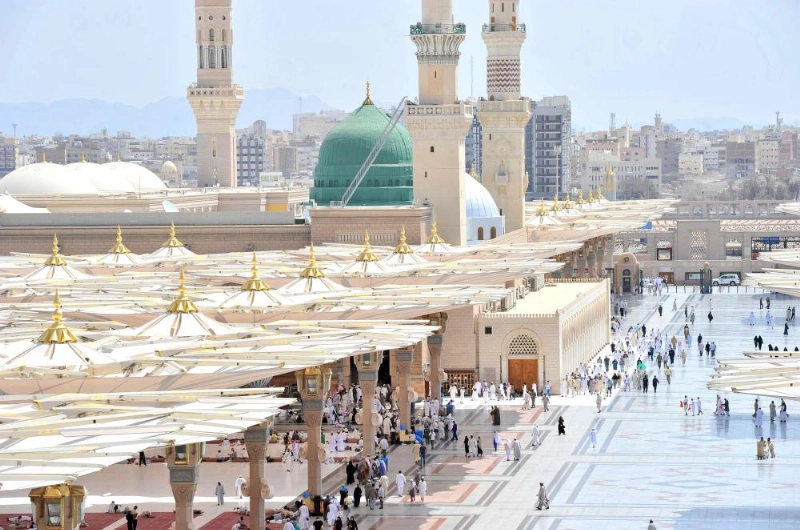 حجاج وزوار في المسجد النبوي أمس (واس)
