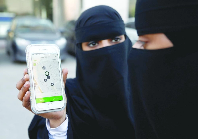 سيدتان أثناء استخدام أحد التطبيقات في الرياض (مكة)