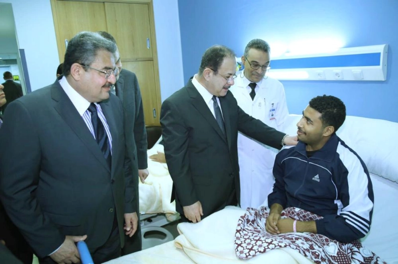 وزير الداخلية يزور مصابين في مستشفى بالقاهرة (مكة)