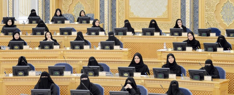 عدد من الشوريات خلال الجلسة أمس (واس)