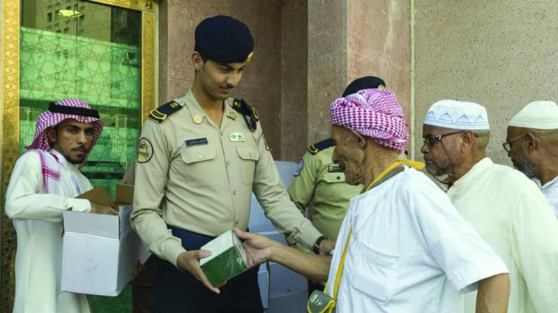 حجاج يتسلمون الهدايا (مكة)