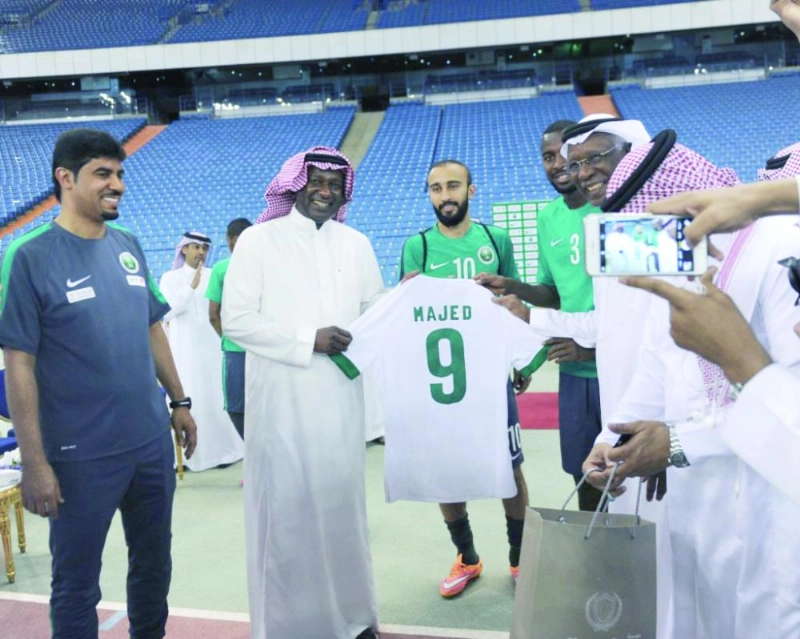 ماجد عبدالله خلال زيارة سابقة للاعبي المنتخب (مكة)