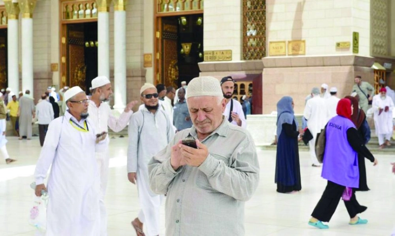 حاج تركي أثناء استخدام مواقع التطبيقات (واس)