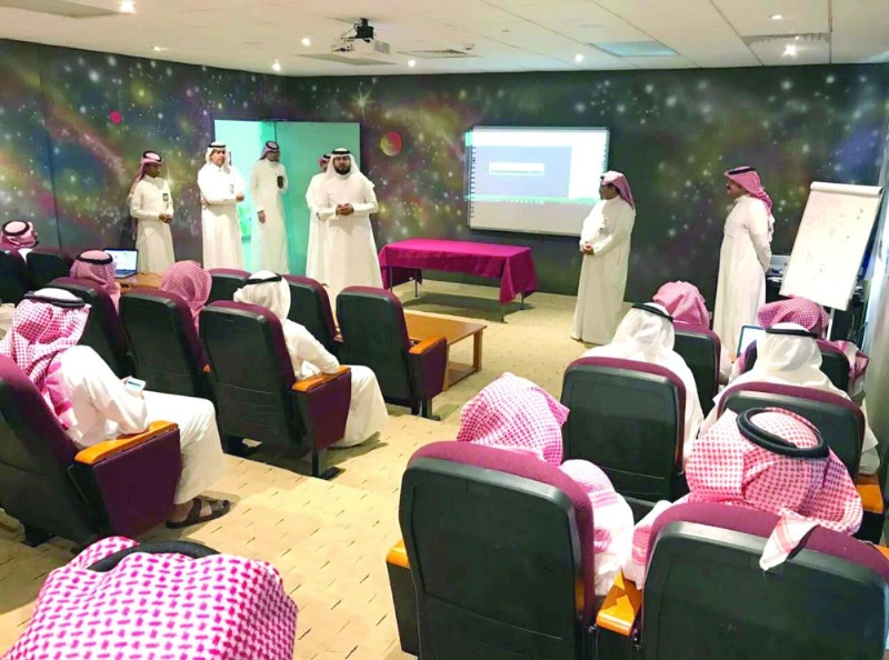 عبدالرحمن المديرس خلال الاجتماع (مكة)