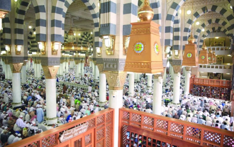 مصلون في المسجد النبوي أمس (واس)