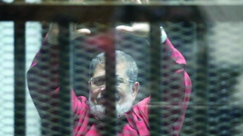 محمد مرسي في قفص الاتهام خلال جلسة سابقة (مكة)