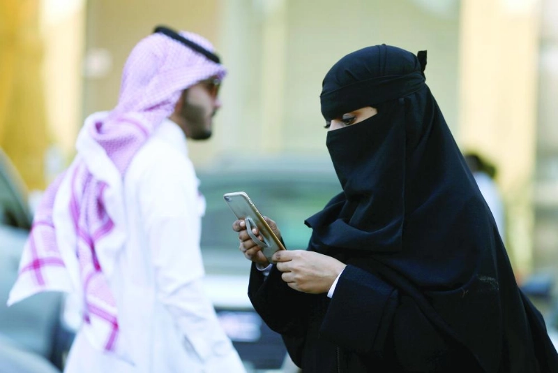 سيدة أثناء استخدام تطبيق إحدى شركات الأجرة (مكة)