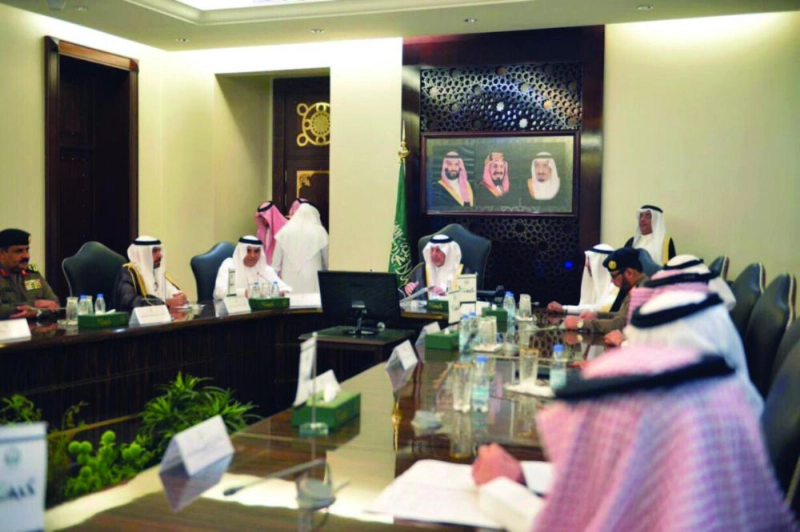 خالد الفيصل خلال ترؤسه اجتماع لجنة تطوير البرامج والفعاليات لملتقى مكة الثقافي (مكة)