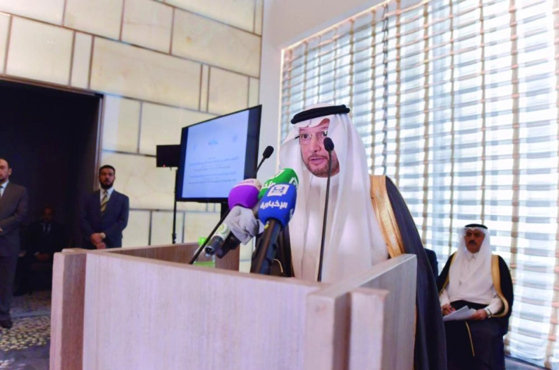 العثيمين متحدثا أمام مؤتمر التواصل الحضاري بنيويورك