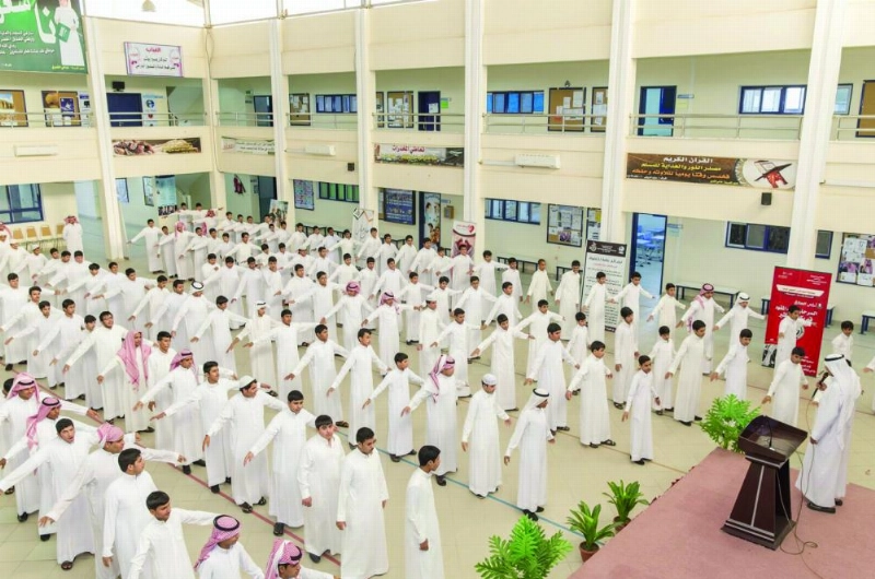 طلاب خلال الطابور الصباحي في إحدى المدارس أمس (واس)