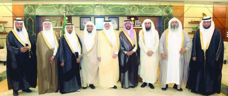 سعود بن نايف متوسطا رئيس وأعضاء جمعية التنمية بالأحساء (أسرية) (واس)
