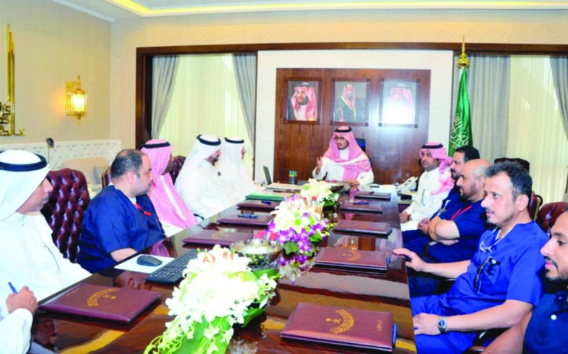أحمد بن فهد لدى استقباله منسوبي فرع الهلال الأحمر (واس)