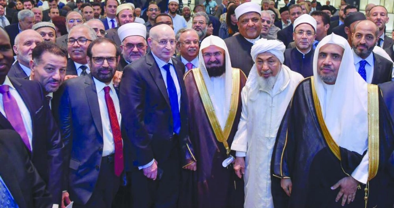 العيسى والسديس مع نخبة من العلماء المسلمين والأمريكيين في ختام المؤتمر (واس)