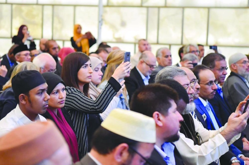 عدد من المشاركين يلتقطون صورا لختام المؤتمر (مكة)
