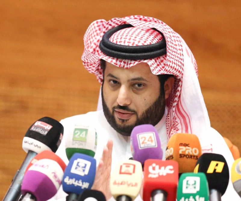 تركي آل الشيخ متحدثا في المؤتمر الصحفي
