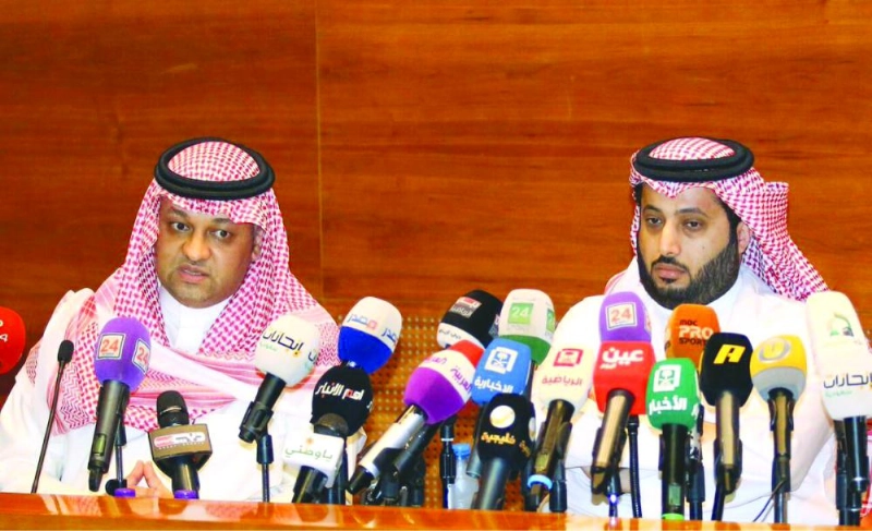 تركي آل الشيخ وعادل عزت في المؤتمر الصحفي اليوم (مكة)