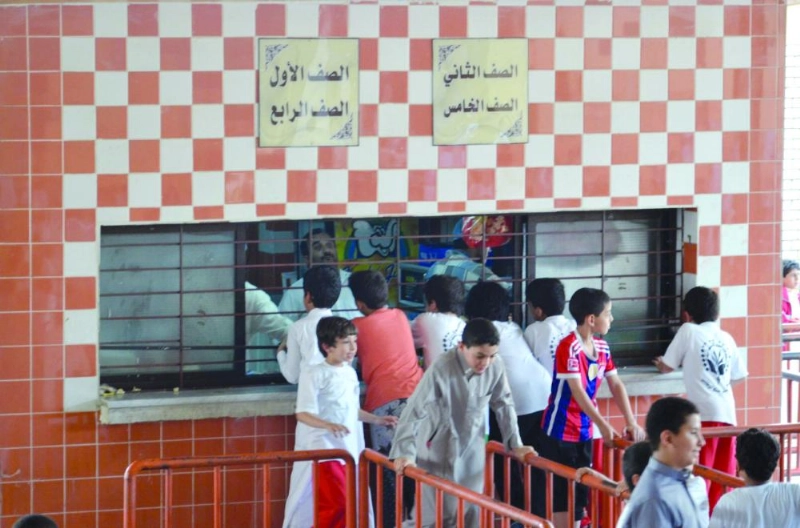 طلاب أمام أحد المقاصف المدرسية بالعاصمة المقدسة (مكة)