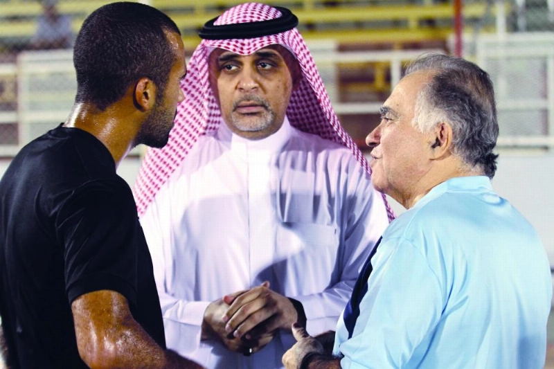 هشام مرسي في حديث مع اللاعب أدولفو ليما (مكة)