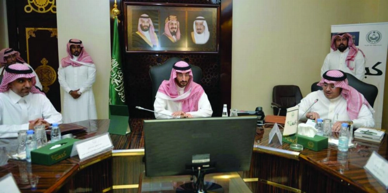 عبدالله بن بندر خلال استعراض جهود فرع وزارة العمل (واس)
