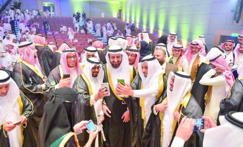الربيعة خلال رعايته حفل التخريج أمس الأول (واس)