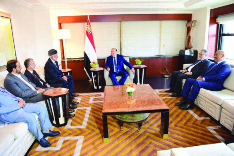 هادي مستقبلا وزير الخارجية العماني يوسف بن علوي (سبأ نت)