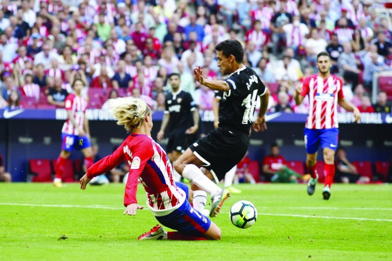 Atletico Madrid's Antonie Griezmann (L) in action with Sevilla FC's Jesus Navas during the Spanish Primera Division football match between Atletico Madrid and Sevilla FC at the Wanda Metropolitano stadium in Madrid, Spain, 23 September 2017. Photo: Enrique de la Fuente/Shot for pr/gtres/dpa