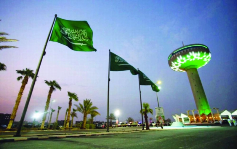 العلم السعودي يرفرف في إحدى المدن احتفاء باليوم الوطني الـ87 للمملكة (واس)