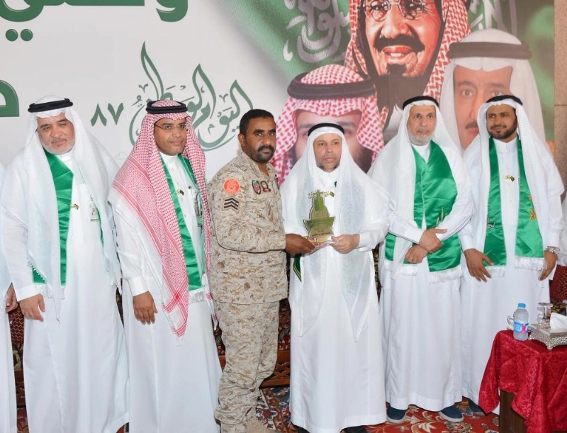 مدير جامعة الملك عبدالعزيز يكرم أحد مصابي الحد الجنوبي (مكة)