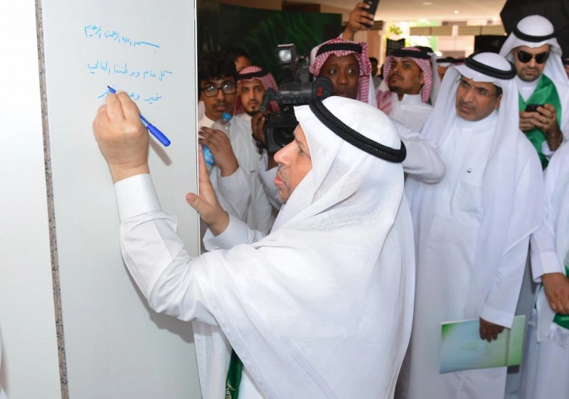 عبدالرحمن اليوبي يدشن اللوحة الجدارية