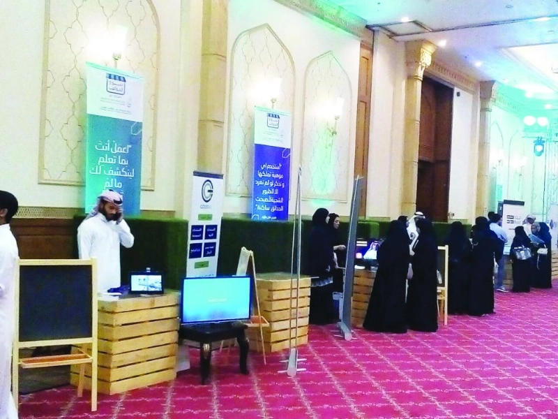 جانب من المشاركين في المعرض أمس (مكة)