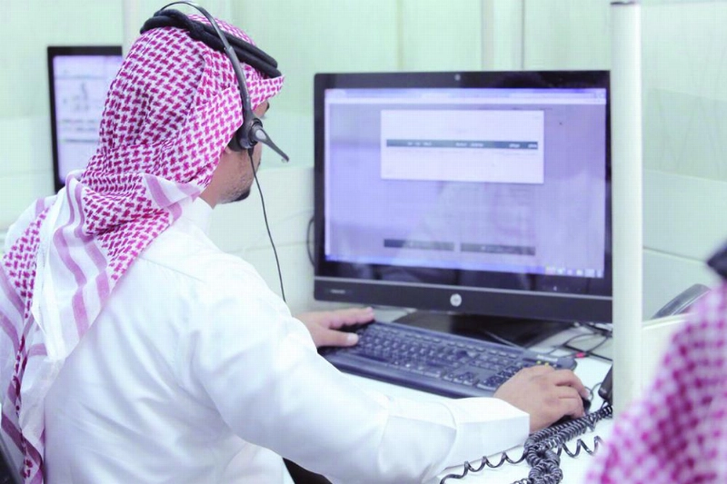 أحد موظفي المركز أثناء الرد على أحد البلاغات (مكة)