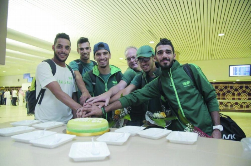لاعبو منتخب الدراجات يحتفلون (واس)