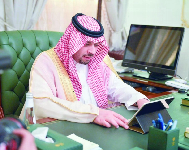 فيصل بن خالد خلال تدشين المشروع أمس (واس)