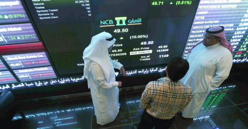متداولون بجانب شاشة عرض الأسعار (مكة)