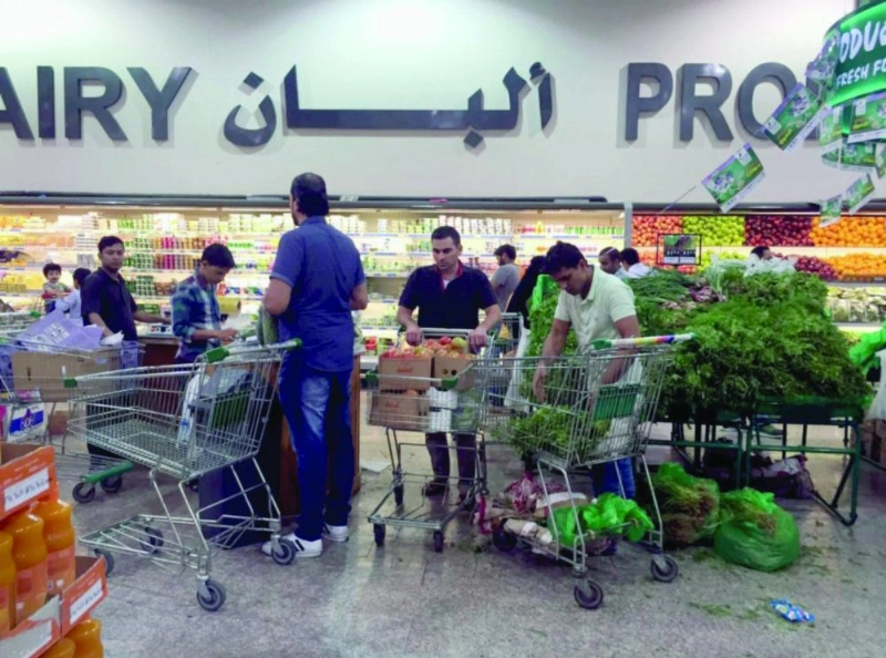 متسوقون دخل مركز للسلع الغذائية (مكة)