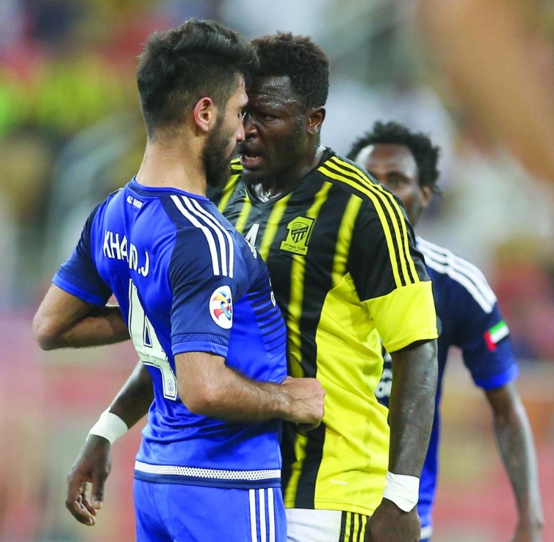سولي مونتاري لحظة نطحه لاعب النصر الإماراتي خالد جلال (مكة)