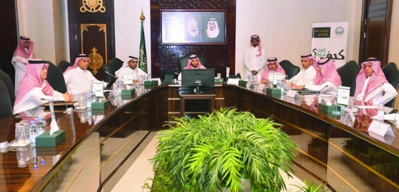 عبدالله بن بندر خلال الاجتماع (واس)