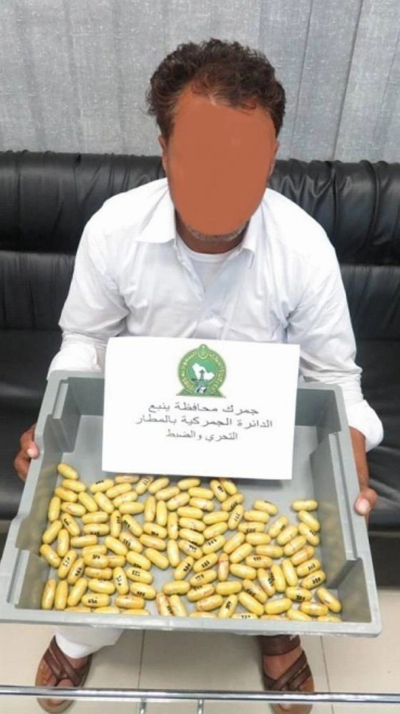 المهرب بعد ضبطه (موقع الجمارك)