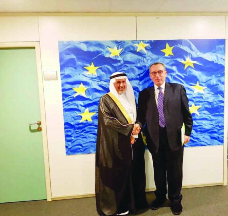 الربيعة يصافح مدير التعاون الدولي والتنمية بالاتحاد الأوروبي (واس)