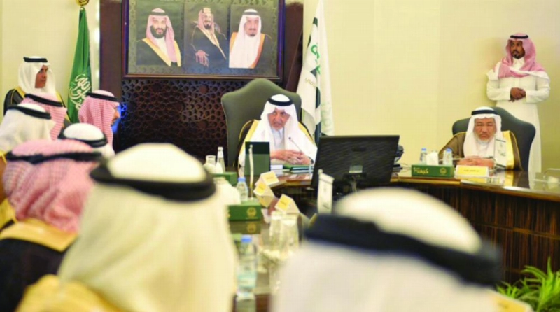 خالد الفيصل خلال ترؤسه الاجتماع في جدة أمس (مكة)