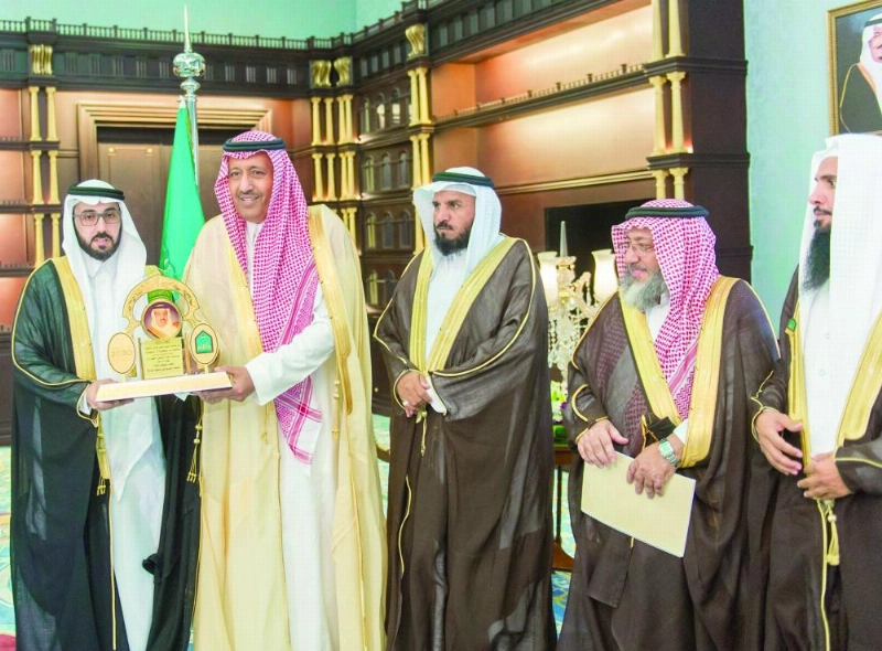 حسام بن سعود لدى استقباله عبدالله الغامدي (واس)